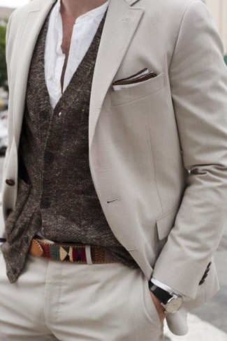 hellbeige Anzug, dunkelbraune Strickjacke, weißes Langarmhemd, weißes Einstecktuch für Herren