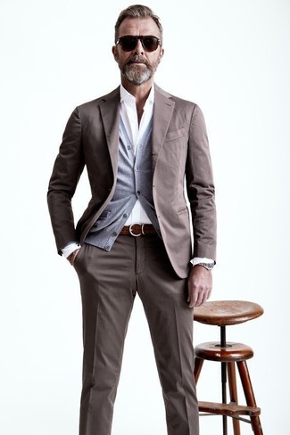 50 Jährige: Braunen Anzug kombinieren – 7 Smart-Casual Herren Outfits: Kombinieren Sie einen braunen Anzug mit einer grauen Strickjacke, um vor Klasse und Perfektion zu strotzen.