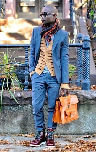 Rotbraune Leder Umhängetasche kombinieren – 216 Herren Outfits: Kombinieren Sie einen blauen Anzug mit einer rotbraunen Leder Umhängetasche, um mühelos alles zu meistern, was auch immer der Tag bringen mag. Fühlen Sie sich mutig? Komplettieren Sie Ihr Outfit mit einer dunkelroten Lederfreizeitstiefeln.