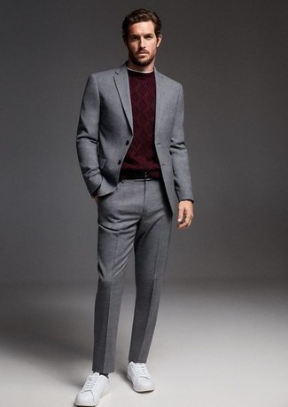 Dunkelroten Strickpullover kombinieren – 56 Herren Outfits: Geben Sie den bestmöglichen Look ab in einem dunkelroten Strickpullover und einem grauen Anzug. Weiße Segeltuch niedrige Sneakers liefern einen wunderschönen Kontrast zu dem Rest des Looks.