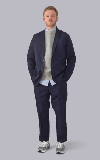 30 Jährige: Welche Sweatshirts mit grauer Sportschuhe zu tragen – 2 Smart-Casual Herren Outfits warm Wetter: Kombinieren Sie ein Sweatshirts mit einem dunkelblauen Anzug für einen stilvollen, eleganten Look. Suchen Sie nach leichtem Schuhwerk? Komplettieren Sie Ihr Outfit mit grauen Sportschuhen für den Tag.