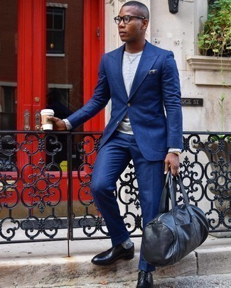 20 Jährige: Schwarze Business Schuhe kombinieren – 264 Elegante Herren Outfits: Tragen Sie einen dunkelblauen Anzug und ein graues Sweatshirts für eine klassischen und verfeinerte Silhouette. Schalten Sie Ihren Kleidungsbestienmodus an und machen schwarzen Business Schuhe zu Ihrer Schuhwerkwahl.