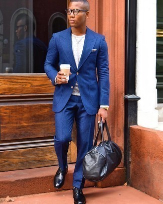 Dunkelblauen Wollanzug kombinieren – 88 Herren Outfits: Geben Sie den bestmöglichen Look ab in einem dunkelblauen Wollanzug und einem grauen Sweatshirt. Fügen Sie schwarzen Leder Derby Schuhe für ein unmittelbares Style-Upgrade zu Ihrem Look hinzu.