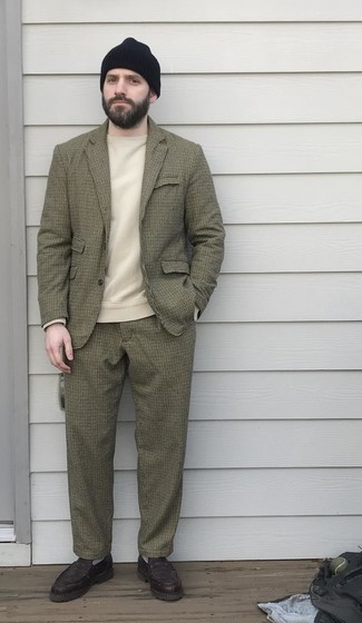Beige Sweatshirts kombinieren – 1 Elegante Herren Outfits: Kombinieren Sie ein beige Sweatshirts mit einem olivgrünen Wollanzug für einen stilvollen, eleganten Look. Dunkelbraune Leder Slipper sind eine gute Wahl, um dieses Outfit zu vervollständigen.