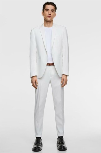 20 Jährige: Schwarze Leder Derby Schuhe kombinieren – 468 Smart-Casual Herren Outfits: Paaren Sie einen weißen Anzug mit einem weißen T-Shirt mit einem Rundhalsausschnitt für Ihren Bürojob. Fühlen Sie sich mutig? Wählen Sie schwarzen Leder Derby Schuhe.
