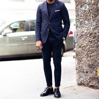 Wie dunkelblauen Anzug mit schwarzer Leder Derby Schuhe zu kombinieren – 88 Sommer Herren Outfits: Kombinieren Sie einen dunkelblauen Anzug mit einem dunkelblauen T-Shirt mit einem Rundhalsausschnitt, wenn Sie einen gepflegten und stylischen Look wollen. Fühlen Sie sich ideenreich? Wählen Sie schwarzen Leder Derby Schuhe. Ein insgesamt sehr stylischer Sommer-Look.