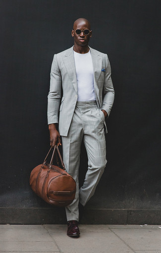 Reisetasche kombinieren – 500+ Herren Outfits: Vereinigen Sie einen grauen Anzug mit Karomuster mit einer Reisetasche für einen bequemen Alltags-Look. Fühlen Sie sich ideenreich? Komplettieren Sie Ihr Outfit mit dunkelroten Doppelmonks aus Leder.