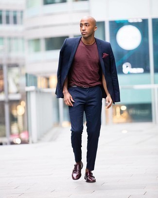30 Jährige: Rote Doppelmonks aus Leder kombinieren – 21 Smart-Casual Herren Outfits: Ein dunkelblauer Anzug und ein dunkelrotes T-Shirt mit einem Rundhalsausschnitt sind eine großartige Outfit-Formel für Ihre Sammlung. Machen Sie Ihr Outfit mit roten Doppelmonks aus Leder eleganter.