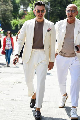 Dunkelgraues bedrucktes Einstecktuch kombinieren – 73 Herren Outfits: Vereinigen Sie einen weißen Anzug mit einem dunkelgrauen bedruckten Einstecktuch, um einen lockeren, aber dennoch stylischen Look zu erhalten. Wählen Sie schwarzen Doppelmonks aus Leder, um Ihr Modebewusstsein zu zeigen.