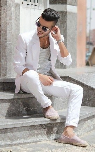 Violette Sonnenbrille kombinieren – 167 Herren Outfits: Kombinieren Sie einen weißen Anzug mit einer violetten Sonnenbrille für ein bequemes Outfit, das außerdem gut zusammen passt. Hellviolette Segeltuch Espadrilles sind eine großartige Wahl, um dieses Outfit zu vervollständigen.