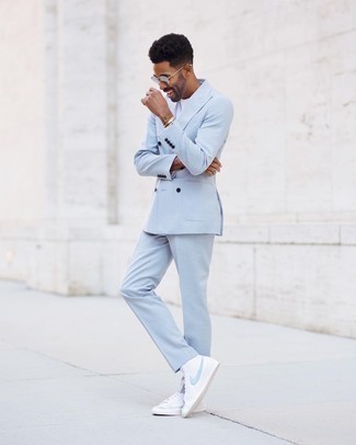 Weiße hohe Sneakers aus Leder kombinieren – 358 Herren Outfits: Kombinieren Sie einen hellblauen Anzug mit einem weißen T-Shirt mit einem Rundhalsausschnitt, um einen modischen Freizeitlook zu kreieren. Fühlen Sie sich mutig? Wählen Sie weißen hohe Sneakers aus Leder.