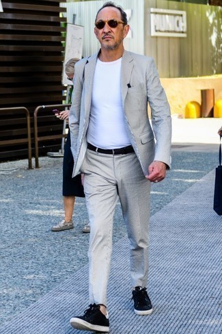 50 Jährige: Leder Turnschuhe kombinieren – 205 Herren Outfits: Paaren Sie einen grauen Anzug aus Seersucker mit einem weißen T-Shirt mit einem Rundhalsausschnitt für Ihren Bürojob. Fühlen Sie sich ideenreich? Entscheiden Sie sich für Leder Turnschuhe.