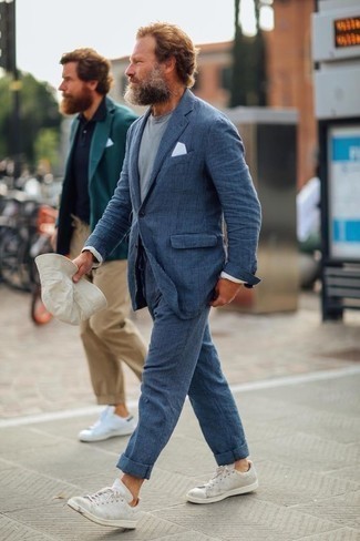 40 Jährige: Leder niedrige Sneakers kombinieren – 242 Herren Outfits: Kombinieren Sie einen blauen Anzug mit Schottenmuster mit einem hellblauen T-Shirt mit einem Rundhalsausschnitt, um einen modischen Freizeitlook zu kreieren. Bringen Sie die Dinge durcheinander, indem Sie Leder niedrige Sneakers mit diesem Outfit tragen.