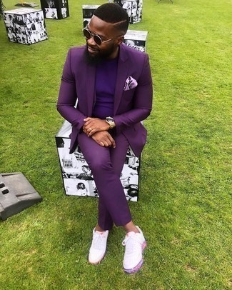 violetter Anzug, violettes T-Shirt mit einem Rundhalsausschnitt, weiße Leder niedrige Sneakers, hellviolettes gepunktetes Einstecktuch für Herren