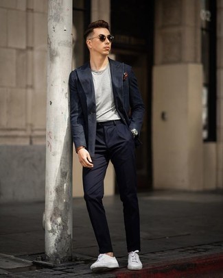 20 Jährige: Braunes Lederarmband kombinieren – 35 Herren Outfits: Entscheiden Sie sich für einen dunkelblauen Anzug und ein braunes Lederarmband, um einen lockeren, aber dennoch stylischen Look zu erhalten. Weiße Leder niedrige Sneakers sind eine perfekte Wahl, um dieses Outfit zu vervollständigen.
