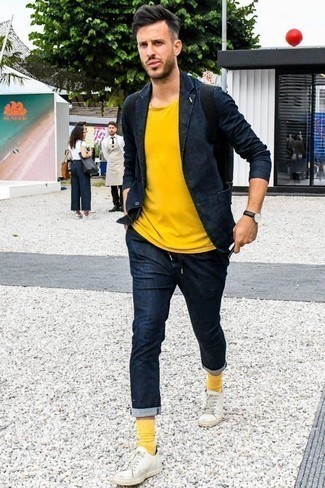 Gelbes T-shirt kombinieren – 547+ Herren Outfits: Stechen Sie unter anderen modebewussten Menschen hervor mit einem gelben T-shirt und einem dunkelblauen Anzug. Weiße Leder niedrige Sneakers sind eine ideale Wahl, um dieses Outfit zu vervollständigen.