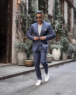 Leder niedrige Sneakers kombinieren – 431 Smart-Casual Sommer Herren Outfits: Kombinieren Sie einen dunkelblauen Anzug mit einem weißen T-Shirt mit einem Rundhalsausschnitt für Ihren Bürojob. Wenn Sie nicht durch und durch formal auftreten möchten, entscheiden Sie sich für Leder niedrige Sneakers. So einfach kann ein trendiger Sommer-Look sein.