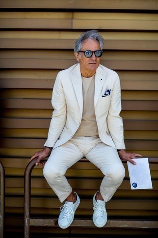 60 Jährige: Welche niedrige Sneakers mit weißen Anzuges zu tragen – 1 Smart-Casual Herren Outfits: Paaren Sie einen weißen Anzug mit einem hellbeige T-Shirt mit einem Rundhalsausschnitt, um einen eleganten, aber nicht zu festlichen Look zu kreieren. Wenn Sie nicht durch und durch formal auftreten möchten, entscheiden Sie sich für niedrige Sneakers.