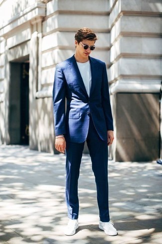 Welche T-Shirts mit einem Rundhalsausschnitt mit blauen Anzuges zu tragen – 225 Smart-Casual Herren Outfits: Paaren Sie einen blauen Anzug mit einem T-Shirt mit einem Rundhalsausschnitt für Ihren Bürojob. Wenn Sie nicht durch und durch formal auftreten möchten, komplettieren Sie Ihr Outfit mit weißen Segeltuch niedrigen Sneakers.