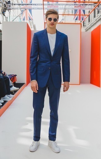 20 Jährige: Welche niedrige Sneakers mit blauen Anzuges zu tragen – 68 Herren Outfits: Kombinieren Sie einen blauen Anzug mit einem weißen T-Shirt mit einem Rundhalsausschnitt für Ihren Bürojob. Niedrige Sneakers liefern einen wunderschönen Kontrast zu dem Rest des Looks.
