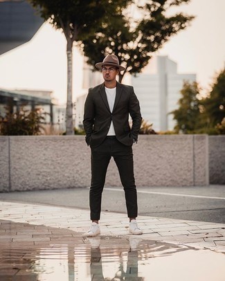 Hellbeige Hut kombinieren – 500+ Herren Outfits warm Wetter: Erwägen Sie das Tragen von einem schwarzen Anzug und einem hellbeige Hut für einen bequemen Alltags-Look. Weiße Segeltuch niedrige Sneakers sind eine gute Wahl, um dieses Outfit zu vervollständigen.