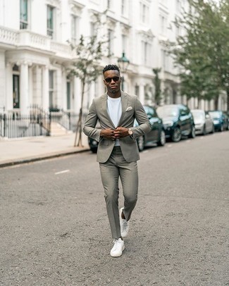 Weißes Einstecktuch kombinieren – 500+ Smart-Casual Herren Outfits: Kombinieren Sie einen grauen Anzug mit einem weißen Einstecktuch für ein Alltagsoutfit, das Charakter und Persönlichkeit ausstrahlt. Ergänzen Sie Ihr Look mit weißen Segeltuch niedrigen Sneakers.