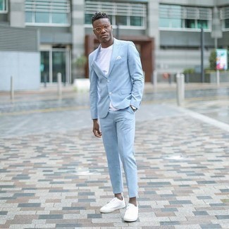 20 Jährige: Hellblauen Anzug kombinieren – 10 Smart-Casual Herren Outfits: Tragen Sie einen hellblauen Anzug und ein weißes T-Shirt mit einem Rundhalsausschnitt für einen für die Arbeit geeigneten Look. Fühlen Sie sich ideenreich? Ergänzen Sie Ihr Outfit mit weißen Segeltuch niedrigen Sneakers.