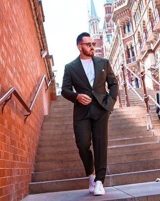 Hellbeige Einstecktuch kombinieren – 500+ Herren Outfits: Kombinieren Sie einen dunkelgrünen Anzug mit einem hellbeige Einstecktuch für ein sonntägliches Mittagessen mit Freunden. Vervollständigen Sie Ihr Look mit weißen Segeltuch niedrigen Sneakers.