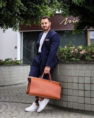 Reisetasche kombinieren – 500+ Herren Outfits: Tragen Sie einen dunkelblauen Anzug und eine Reisetasche, um mühelos alles zu meistern, was auch immer der Tag bringen mag. Dieses Outfit passt hervorragend zusammen mit weißen Segeltuch niedrigen Sneakers.