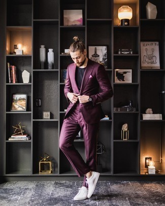 Rosa Einstecktuch kombinieren – 201 Herren Outfits: Tragen Sie einen dunkelroten Anzug und ein rosa Einstecktuch für ein großartiges Wochenend-Outfit. Weiße Segeltuch niedrige Sneakers sind eine gute Wahl, um dieses Outfit zu vervollständigen.