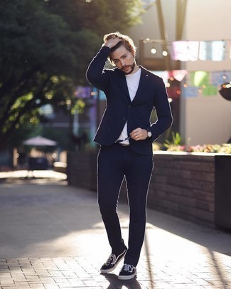 Turnschuhe kombinieren – 500+ Smart-Casual Sommer Herren Outfits: Tragen Sie einen dunkelblauen Anzug und ein weißes T-Shirt mit einem Rundhalsausschnitt für Ihren Bürojob. Suchen Sie nach leichtem Schuhwerk? Ergänzen Sie Ihr Outfit mit Turnschuhen für den Tag. Der Look ist mega für den Sommer.