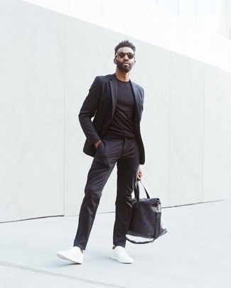 Schwarze Sporttasche kombinieren – 166 Herren Outfits: Entscheiden Sie sich für einen dunkelgrauen Anzug und eine schwarze Sporttasche für ein bequemes Outfit, das außerdem gut zusammen passt. Weiße Segeltuch niedrige Sneakers sind eine großartige Wahl, um dieses Outfit zu vervollständigen.