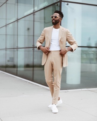 Beige Anzug kombinieren – 875+ Herren Outfits: Kombinieren Sie einen beige Anzug mit einem weißen T-Shirt mit einem Rundhalsausschnitt für Ihren Bürojob. Fühlen Sie sich ideenreich? Wählen Sie weißen Segeltuch niedrige Sneakers.