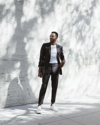 30 Jährige: Dunkelgrauen Anzug kombinieren – 358 Smart-Casual Herren Outfits: Kombinieren Sie einen dunkelgrauen Anzug mit einem weißen T-Shirt mit einem Rundhalsausschnitt für Ihren Bürojob. Fühlen Sie sich mutig? Vervollständigen Sie Ihr Outfit mit weißen Segeltuch niedrigen Sneakers.