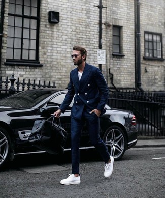 30 Jährige: Segeltuch niedrige Sneakers kombinieren – 500+ Smart-Casual Herren Outfits: Kombinieren Sie einen dunkelblauen Anzug mit einem weißen T-Shirt mit einem Rundhalsausschnitt für Ihren Bürojob. Wählen Sie die legere Option mit Segeltuch niedrigen Sneakers.
