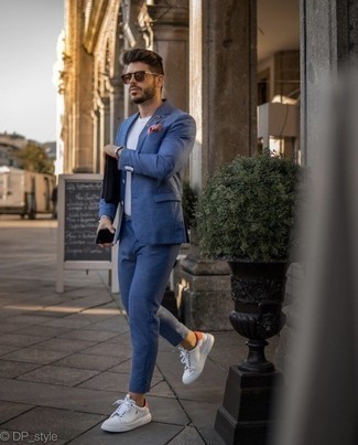 Fuchsia Einstecktuch kombinieren – 201 Herren Outfits: Kombinieren Sie einen blauen Anzug mit einem fuchsia Einstecktuch für ein großartiges Wochenend-Outfit. Weiße und rote Segeltuch niedrige Sneakers sind eine kluge Wahl, um dieses Outfit zu vervollständigen.