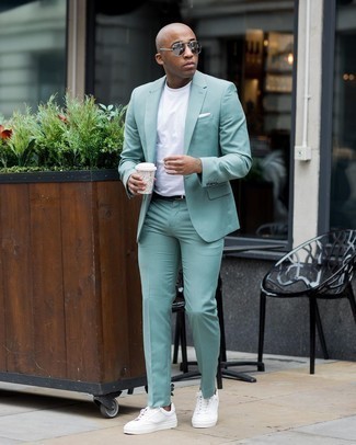 Grünen Anzug kombinieren – 38 Herren Outfits: Kombinieren Sie einen grünen Anzug mit einem weißen T-Shirt mit einem Rundhalsausschnitt für Ihren Bürojob. Fühlen Sie sich ideenreich? Ergänzen Sie Ihr Outfit mit weißen Segeltuch niedrigen Sneakers.