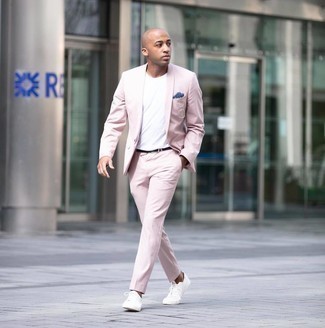 rosa Anzug, weißes T-Shirt mit einem Rundhalsausschnitt, weiße Segeltuch niedrige Sneakers, dunkelblaues bedrucktes Einstecktuch für Herren