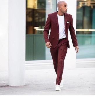 Welche niedrige Sneakers mit dunkelroten Anzuges zu tragen – 13 Smart-Casual Herren Outfits: Kombinieren Sie einen dunkelroten Anzug mit einem weißen T-Shirt mit einem Rundhalsausschnitt für einen für die Arbeit geeigneten Look. Wählen Sie die legere Option mit niedrigen Sneakers.