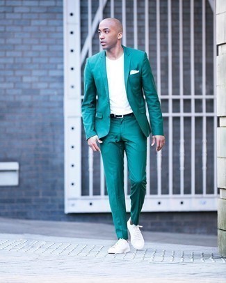 Grünen Anzug kombinieren – 38 Herren Outfits: Erwägen Sie das Tragen von einem grünen Anzug und einem weißen T-Shirt mit einem Rundhalsausschnitt, um einen eleganten, aber nicht zu festlichen Look zu kreieren. Fühlen Sie sich mutig? Wählen Sie weißen Segeltuch niedrige Sneakers.