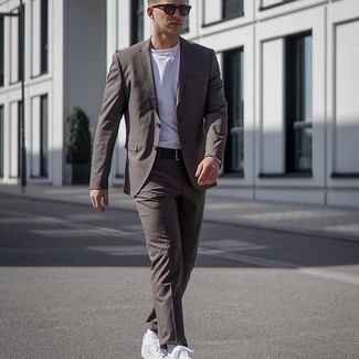 Rotbraune Sonnenbrille kombinieren – 500+ Smart-Casual Sommer Herren Outfits: Kombinieren Sie einen dunkelbraunen Anzug mit einer rotbraunen Sonnenbrille für ein bequemes Outfit, das außerdem gut zusammen passt. Dieses Outfit passt hervorragend zusammen mit weißen Segeltuch niedrigen Sneakers. So einfach kann ein stylischer Sommer-Look sein.