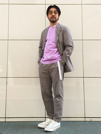 Wie grauen Anzug mit weißer Segeltuch niedriger Sneakers zu kombinieren – 79 Smart-Casual Herren Outfits: Kombinieren Sie einen grauen Anzug mit einem rosa T-Shirt mit einem Rundhalsausschnitt für Ihren Bürojob. Fühlen Sie sich mutig? Vervollständigen Sie Ihr Outfit mit weißen Segeltuch niedrigen Sneakers.