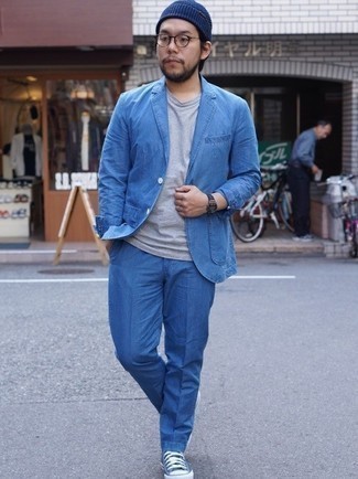 30 Jährige: Blaue Turnschuhe kombinieren – 318 Herbst Herren Outfits: Kombinieren Sie einen blauen Anzug mit einem grauen T-Shirt mit einem Rundhalsausschnitt für Drinks nach der Arbeit. Fühlen Sie sich ideenreich? Entscheiden Sie sich für blauen Turnschuhe. Dieser Look ist super für den Herbst geeignet.