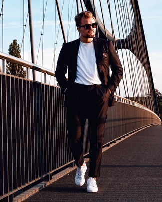 Einstecktuch kombinieren – 500+ Smart-Casual Herren Outfits: Vereinigen Sie einen dunkelbraunen Anzug mit einem Einstecktuch für ein sonntägliches Mittagessen mit Freunden. Weiße Leder niedrige Sneakers sind eine gute Wahl, um dieses Outfit zu vervollständigen.