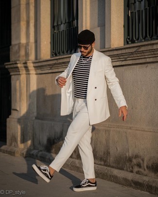 Weißen Anzug kombinieren – 155 Herren Outfits: Kombinieren Sie einen weißen Anzug mit einem schwarzen und weißen horizontal gestreiften T-Shirt mit einem Rundhalsausschnitt, um einen eleganten, aber nicht zu festlichen Look zu kreieren. Schwarze und weiße Segeltuch niedrige Sneakers verleihen einem klassischen Look eine neue Dimension.