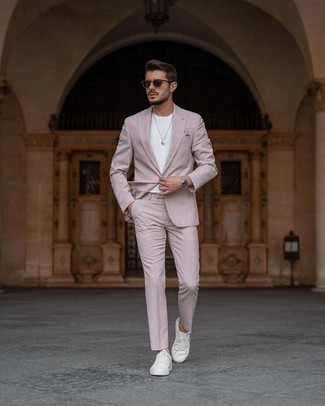 30 Jährige: Rosa Anzug kombinieren – 9 Smart-Casual Sommer Herren Outfits: Kombinieren Sie einen rosa Anzug mit einem weißen T-Shirt mit einem Rundhalsausschnitt für einen für die Arbeit geeigneten Look. Fühlen Sie sich ideenreich? Wählen Sie weißen Segeltuch niedrige Sneakers. Dieser Look eignet sich ideal für den Sommer.