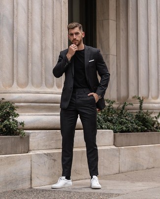 Segeltuch niedrige Sneakers kombinieren – 500+ Sommer Herren Outfits: Kombinieren Sie einen schwarzen Anzug mit Karomuster mit einem schwarzen T-Shirt mit einem Rundhalsausschnitt, um einen modischen Freizeitlook zu kreieren. Segeltuch niedrige Sneakers verleihen einem klassischen Look eine neue Dimension. Ein cooler Sommer-Look.