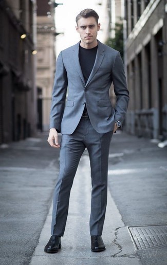 Schwarze Leder Oxford Schuhe kombinieren – 500+ Herren Outfits: Erwägen Sie das Tragen von einem blauen Anzug und einem dunkelblauen T-Shirt mit einem Rundhalsausschnitt für Drinks nach der Arbeit. Schwarze Leder Oxford Schuhe putzen umgehend selbst den bequemsten Look heraus.