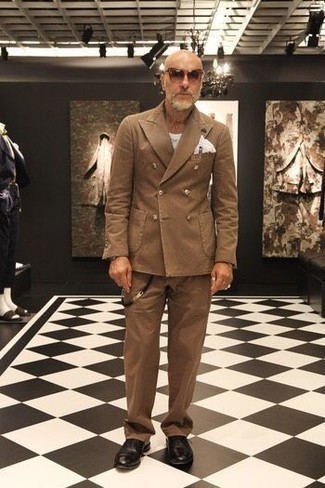 50 Jährige: Braune Oxford Schuhe kombinieren – 114 Herren Outfits: Vereinigen Sie einen braunen Anzug mit einem weißen T-Shirt mit einem Rundhalsausschnitt, wenn Sie einen gepflegten und stylischen Look wollen. Entscheiden Sie sich für braunen Oxford Schuhe, um Ihr Modebewusstsein zu zeigen.