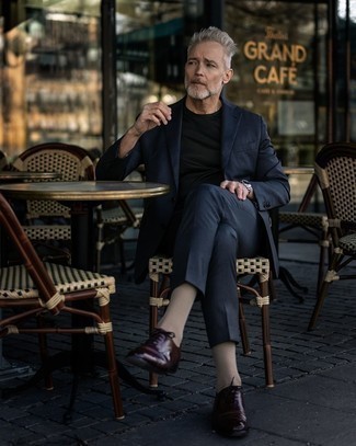 Welche Anzüge mit dunkelroter Oxford Schuhe zu tragen – 100 Elegante Herren Outfits: Kombinieren Sie einen Anzug mit einem schwarzen T-Shirt mit einem Rundhalsausschnitt, wenn Sie einen gepflegten und stylischen Look wollen. Fühlen Sie sich ideenreich? Komplettieren Sie Ihr Outfit mit dunkelroten Oxford Schuhen.